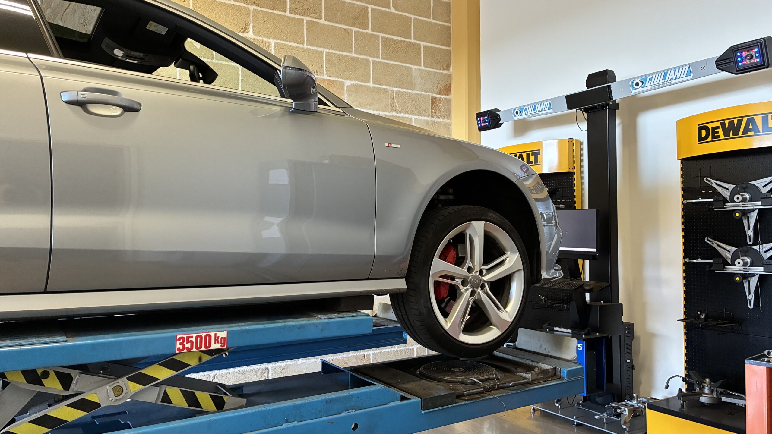 La revisione periodica del veicolo non è solo un obbligo di legge, ma un momento cruciale per garantire la sicurezza tua e degli altri. Ecco alcune delle principali cause di bocciatura che dovresti controllare prima di presentarti al centro revisioni: