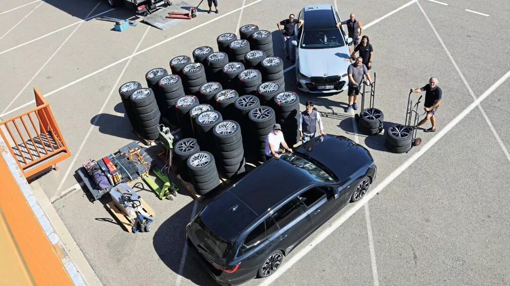 Test AutoBild 2026: perché frenare bene non basta per viaggiare sicuri in estate.
